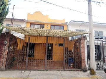 Casa de 3 pisos con Baño en planta baja y espacios generosos en Villa Santin