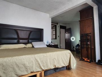 Casa de 3 pisos con Baño en planta baja y espacios generosos en Villa Santin
