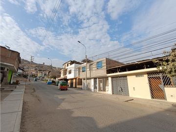 VILLA MARÍA DEL TRIUNFO - VENTA CASA CON COCHERA - ÁREA 160 m2