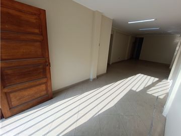VILLA MARÍA DEL TRIUNFO - VENTA CASA CON COCHERA - ÁREA 160 m2