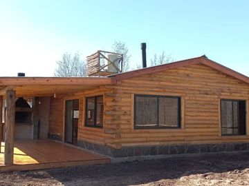 VENTA CABAÑA DE TRONCO A ESTRENAR EN CALAMUCHITA