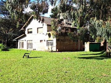 CASA QUINTA DE 6 AMBIENTES SOBRE UNA SUPERFICIE DE 1 HECTAREA DE PARQUE