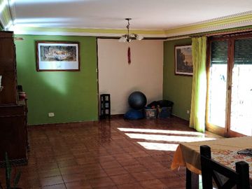 CASA QUINTA DE 6 AMBIENTES SOBRE UNA SUPERFICIE DE 1 HECTAREA DE PARQUE