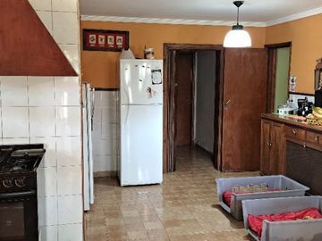 CASA QUINTA DE 6 AMBIENTES SOBRE UNA SUPERFICIE DE 1 HECTAREA DE PARQUE