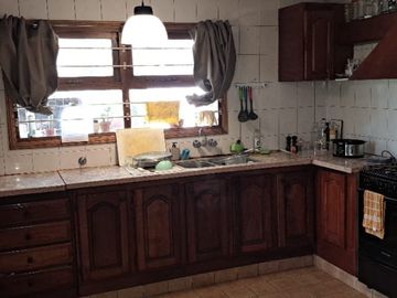 CASA QUINTA DE 6 AMBIENTES SOBRE UNA SUPERFICIE DE 1 HECTAREA DE PARQUE