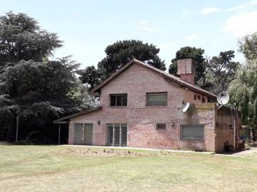 CASA QUINTA DE 6 AMBIENTES SOBRE UNA SUPERFICIE DE 1 HECTAREA DE PARQUE