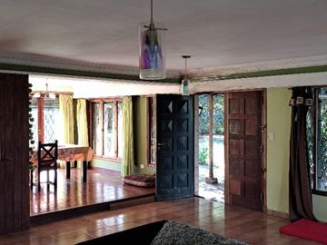 CASA QUINTA DE 6 AMBIENTES SOBRE UNA SUPERFICIE DE 1 HECTAREA DE PARQUE