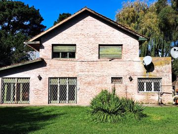CASA QUINTA DE 6 AMBIENTES SOBRE UNA SUPERFICIE DE 1 HECTAREA DE PARQUE