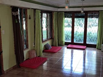 CASA QUINTA DE 6 AMBIENTES SOBRE UNA SUPERFICIE DE 1 HECTAREA DE PARQUE