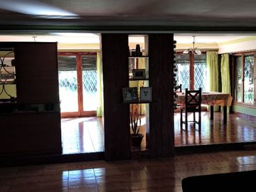 CASA QUINTA DE 6 AMBIENTES SOBRE UNA SUPERFICIE DE 1 HECTAREA DE PARQUE