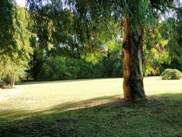 CASA QUINTA DE 6 AMBIENTES SOBRE UNA SUPERFICIE DE 1 HECTAREA DE PARQUE