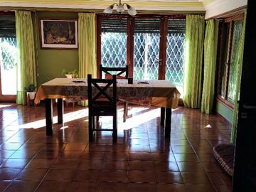 CASA QUINTA DE 6 AMBIENTES SOBRE UNA SUPERFICIE DE 1 HECTAREA DE PARQUE