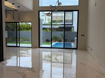 Residencia a estrenar en privada Oasis, Yucatán Country Club