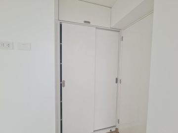 SE ALQUILA DEPARTAMENTO SEMI AMOBLADO EN SURQUILLA A PASOS DEL OPEN PLAZA