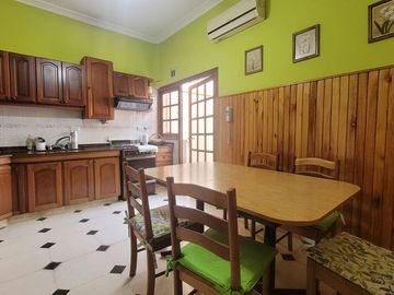 VENTA CASA 4 AMBIENTES, JARDÍN, PISCINA, COCHERA