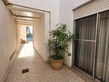 VENTA CASA 4 AMBIENTES, JARDÍN, PISCINA, COCHERA