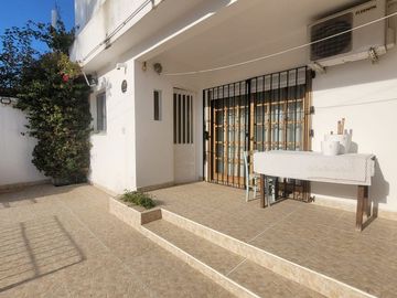 VENTA CASA 4 AMBIENTES, JARDÍN, PISCINA, COCHERA
