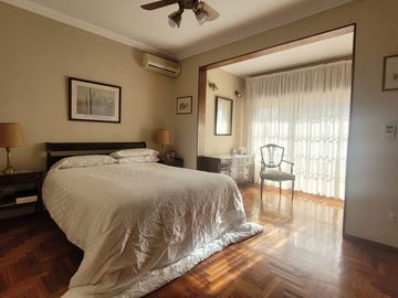 VENTA CASA 4 AMBIENTES, JARDÍN, PISCINA, COCHERA