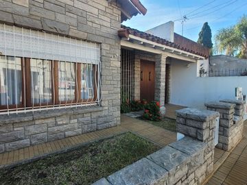 VENTA CASA 4 AMBIENTES, JARDÍN, PISCINA, COCHERA