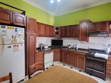 VENTA CASA 4 AMBIENTES, JARDÍN, PISCINA, COCHERA