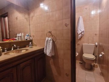 VENTA CASA 4 AMBIENTES, JARDÍN, PISCINA, COCHERA