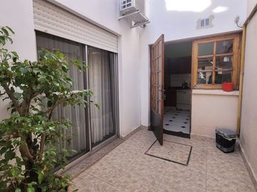 VENTA CASA 4 AMBIENTES, JARDÍN, PISCINA, COCHERA