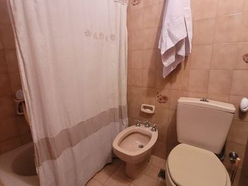 VENTA CASA 4 AMBIENTES, JARDÍN, PISCINA, COCHERA