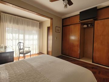 VENTA CASA 4 AMBIENTES, JARDÍN, PISCINA, COCHERA