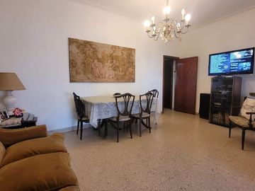VENTA CASA 4 AMBIENTES, JARDÍN, PISCINA, COCHERA