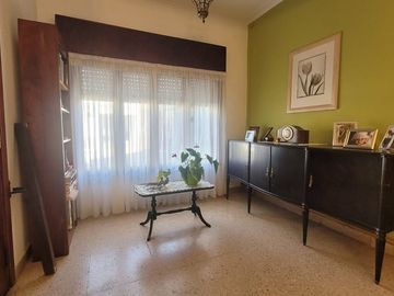 VENTA CASA 4 AMBIENTES, JARDÍN, PISCINA, COCHERA