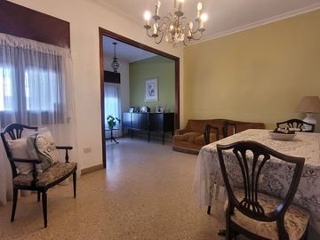 VENTA CASA 4 AMBIENTES, JARDÍN, PISCINA, COCHERA