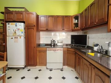 VENTA CASA 4 AMBIENTES, JARDÍN, PISCINA, COCHERA