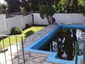 VENTA CASA 4 AMBIENTES, JARDÍN, PISCINA, COCHERA