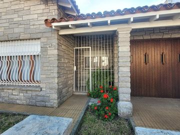 VENTA CASA 4 AMBIENTES, JARDÍN, PISCINA, COCHERA