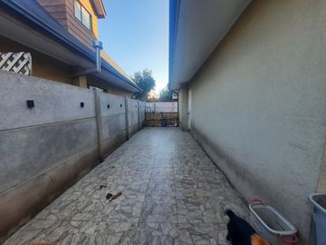 Grace Kelm Vende Casa  en barrio cerrado/3 dorm /2 baños/ est 2 autos c/patio,en Buin