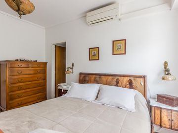 Casa en  Venta -270 m2 cubiertos- Patio - Jardín-Garage.