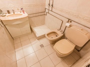 Casa en  Venta -270 m2 cubiertos- Patio - Jardín-Garage.