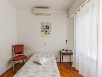 Casa en  Venta -270 m2 cubiertos- Patio - Jardín-Garage.