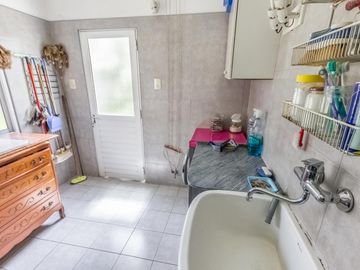 Casa en  Venta -270 m2 cubiertos- Patio - Jardín-Garage.
