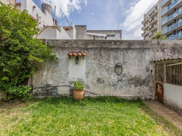 Casa en  Venta -270 m2 cubiertos- Patio - Jardín-Garage.