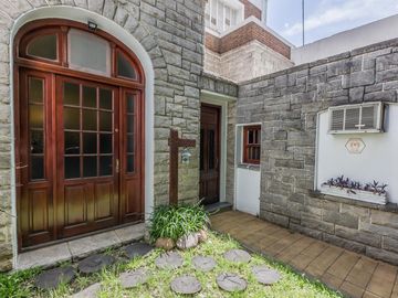 Casa en  Venta -270 m2 cubiertos- Patio - Jardín-Garage.
