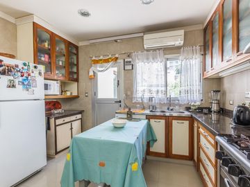Casa en  Venta -270 m2 cubiertos- Patio - Jardín-Garage.