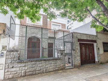 Casa en  Venta -270 m2 cubiertos- Patio - Jardín-Garage.