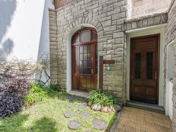 Casa en  Venta -270 m2 cubiertos- Patio - Jardín-Garage.