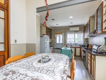 Casa en  Venta -270 m2 cubiertos- Patio - Jardín-Garage.