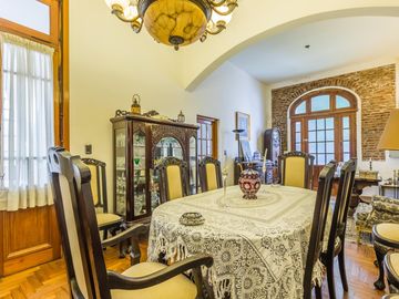 Casa en  Venta -270 m2 cubiertos- Patio - Jardín-Garage.