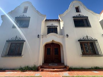 Casa de estilo colonial de 7 ambientes  reciclada a nuevo