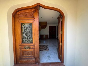 Casa de estilo colonial de 7 ambientes  reciclada a nuevo