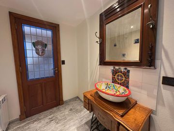 Casa de estilo colonial de 7 ambientes  reciclada a nuevo