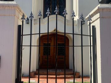 Casa de estilo colonial de 7 ambientes  reciclada a nuevo